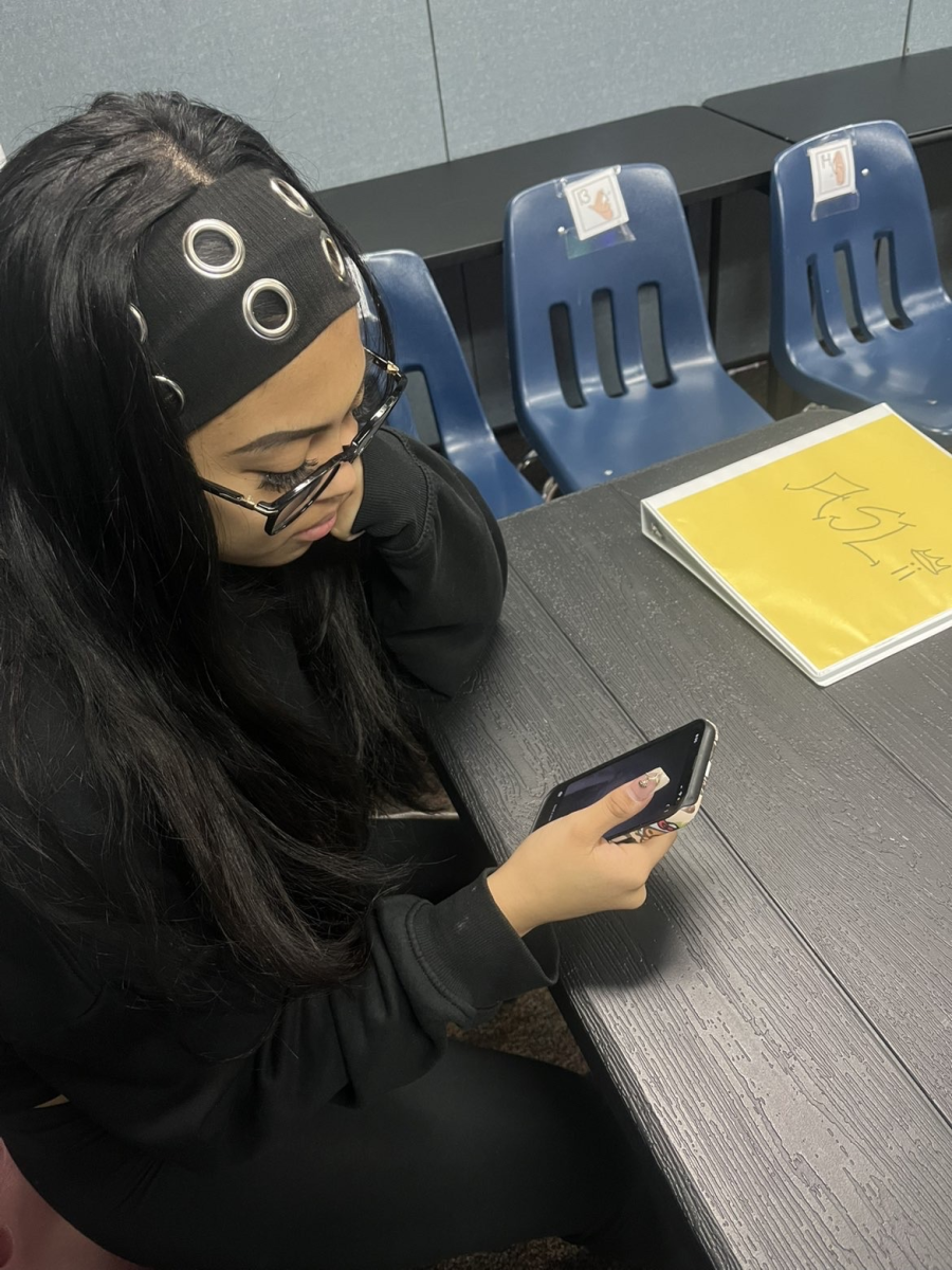 Amaya Reign scrolling on her phone during her 5 minute break in class.
